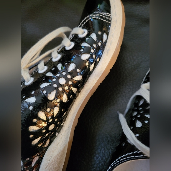 Vtg Josef Seibel blue patent leather sneakers/perforated floral pattern woman 7 - Picture 4 of 12